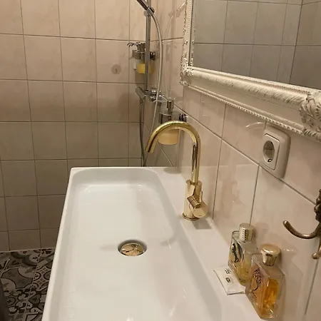 Luxurious Classical Dutch Styled In Centre Of - Oda ve Kahvaltı